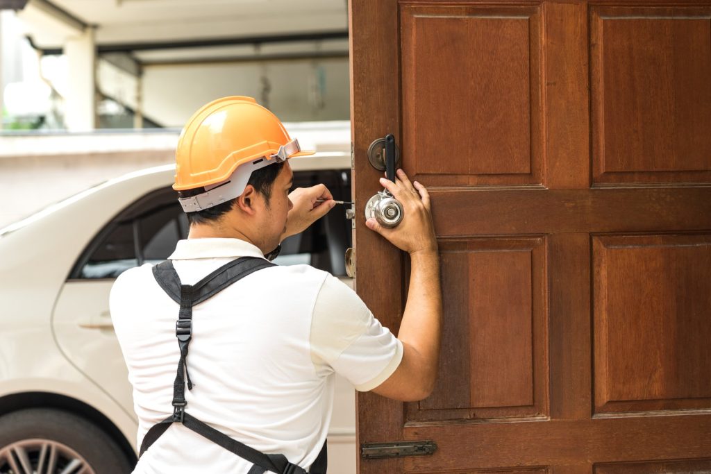 Homme ouvrant une porte en bois