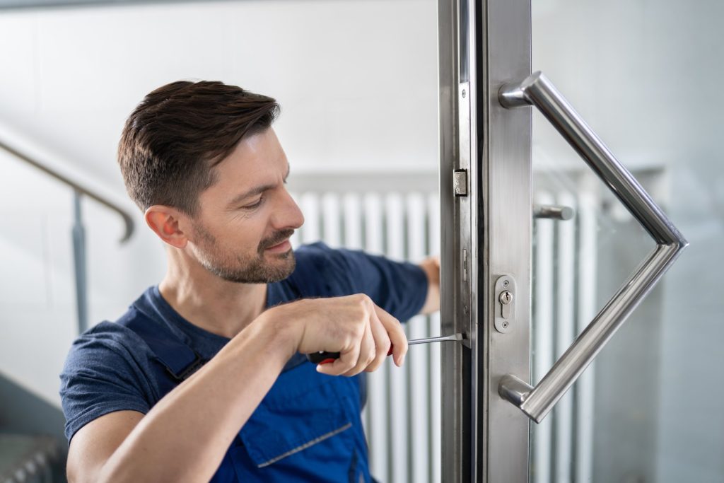 Homme réparant une porte ménagère