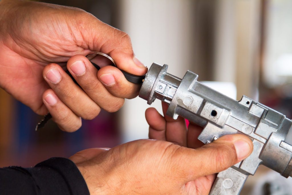 Mains tenant une pièce métallique