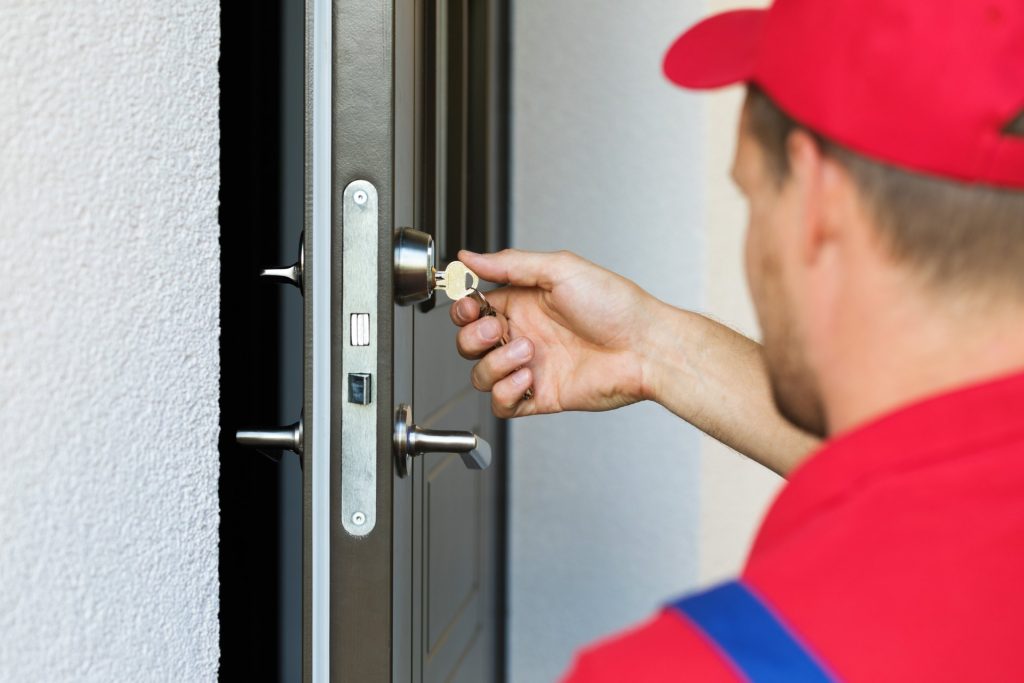 Homme ouvrant une porte avec clé
