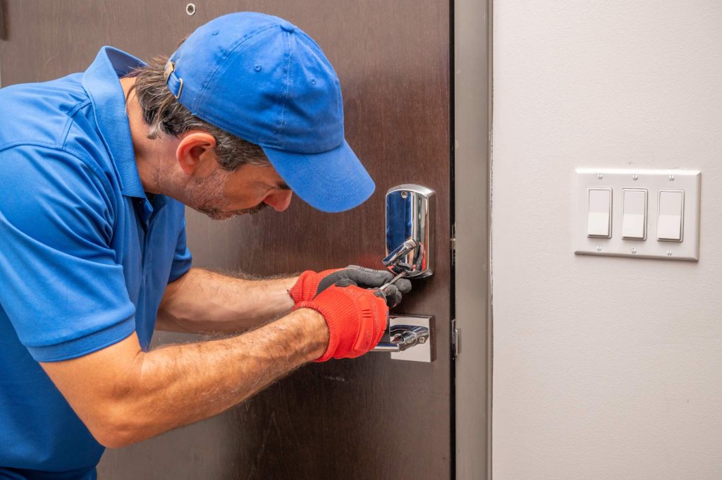 Technicien réparant une serrure