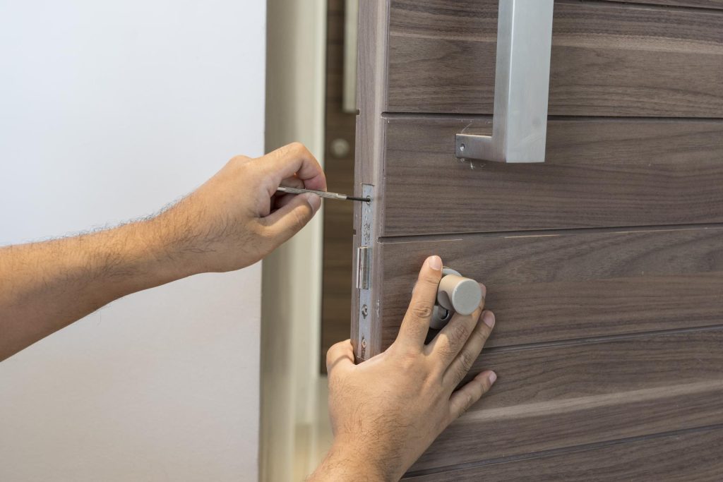 Réparation d'une porte en bois